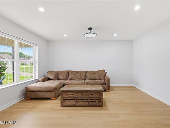 5th image of 167 Red Bud Ln