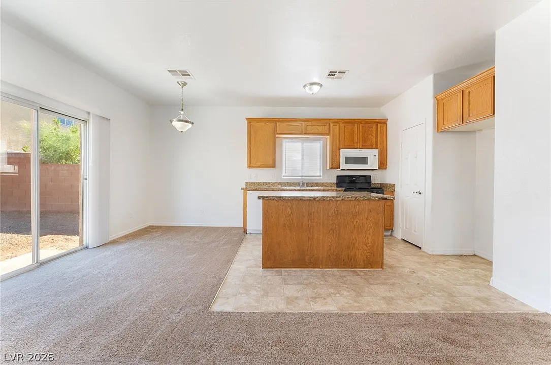 5 bed, 2.5 bath, 2116 sqft, $2,100 — Photo 4