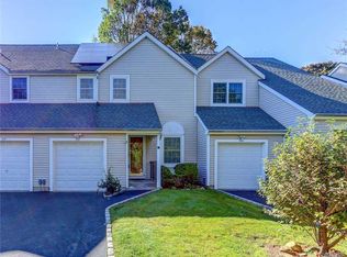 472 Village Oaks Ln #472, Babylon, NY 11702