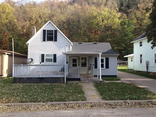 221 W Bluff St, Cassville, WI 53806