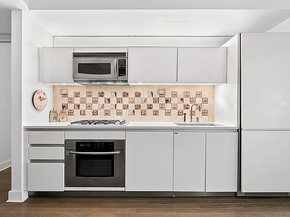 2nd image of 425 E 13th St APT 2A