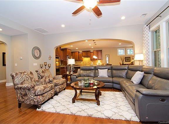 4th image of 12828 Elkhorn Dr