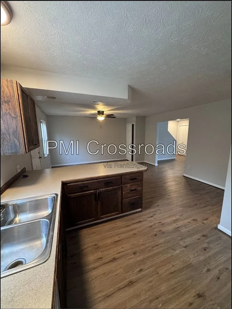 3 bed, 1.5 bath, 1756 sqft, $1,690 — Photo 3