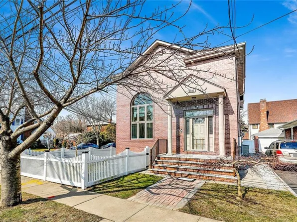 211-03 33rd Rd, Bayside, NY 11361