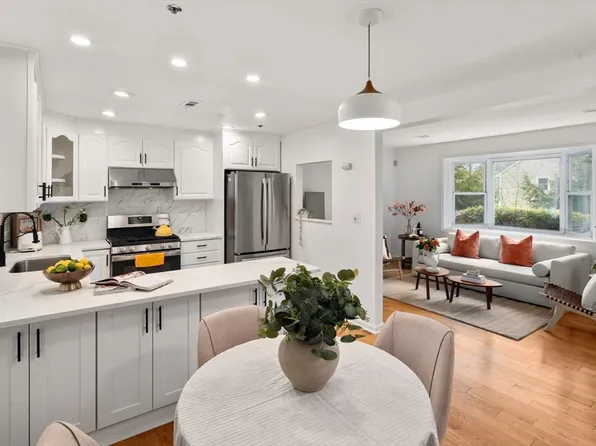 110 Coolidge Hill Rd APT 2, Watertown, MA 02472