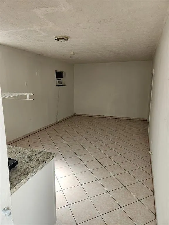Studio, 1.0 bath, 300 sqft, $1,250 — Photo 2