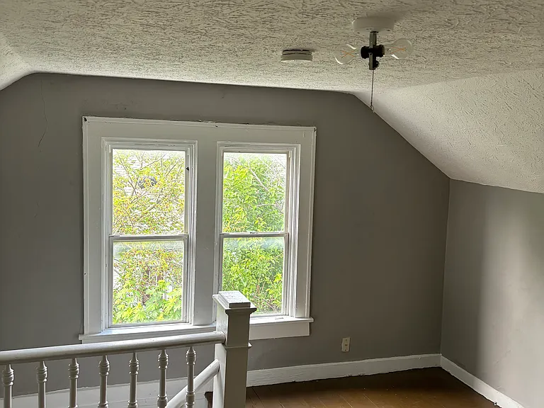 437 Leeds Ave — Photo 12