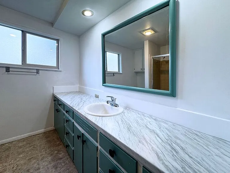 1180 E 37th Ave — Photo 35