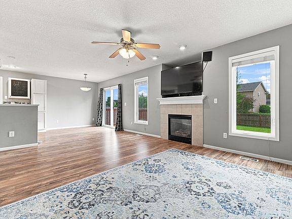 4th image of 704 SW 50th St