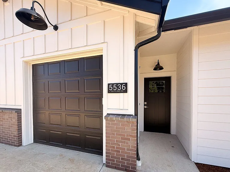5534-5564 Skyline Rd S — Photo 1