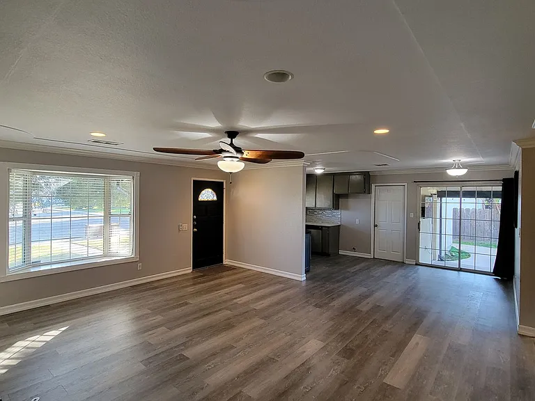 475 Georgetown Ave — Photo 2