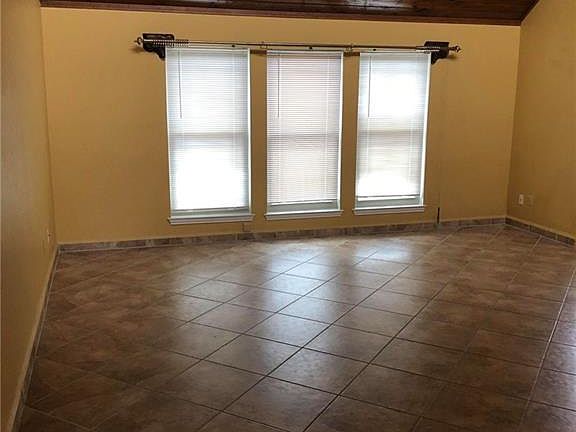 5th image of 208 Redwood Cir