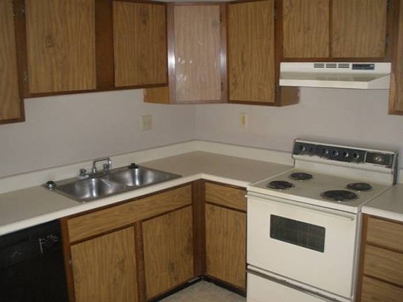 Kitchen Loads of cabinets