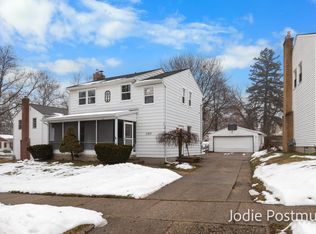 1009 Lockridge Dr NE, Grand Rapids, MI