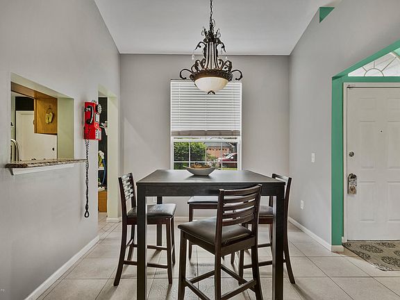 4th image of 2051 Saint Martins Dr E