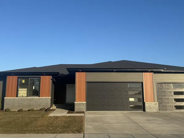 1407 S 2nd St, Eldridge, IA 52748