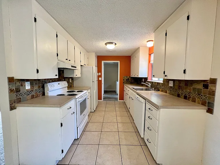 1707 College Pl — Photo 8