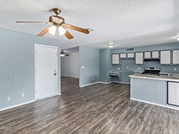 3rd image of 3523 W OAKLAND Street
