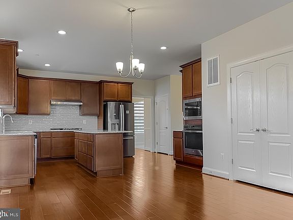 4th image of 24021 Woodmore Dr