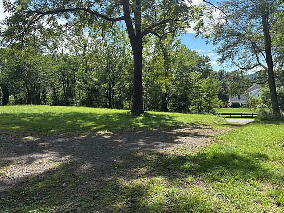 3rd image of 40114 Braddock Rd
