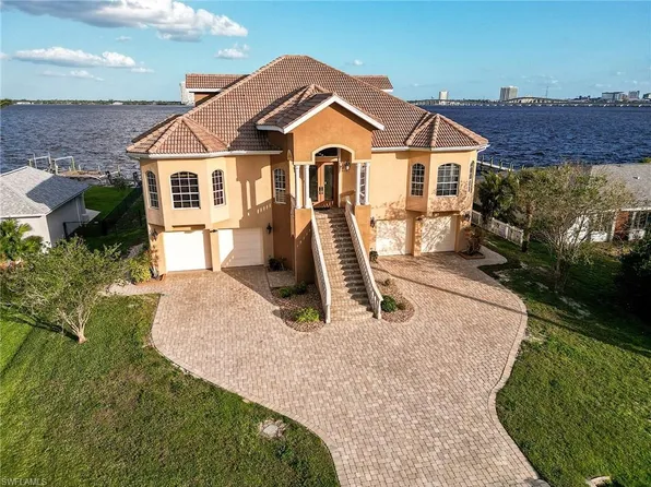 123 E North Shore Ave N, North Fort Myers, FL 33917