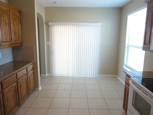 3 bed, 2.0 bath, 1396 sqft, $1,965 — Photo 3