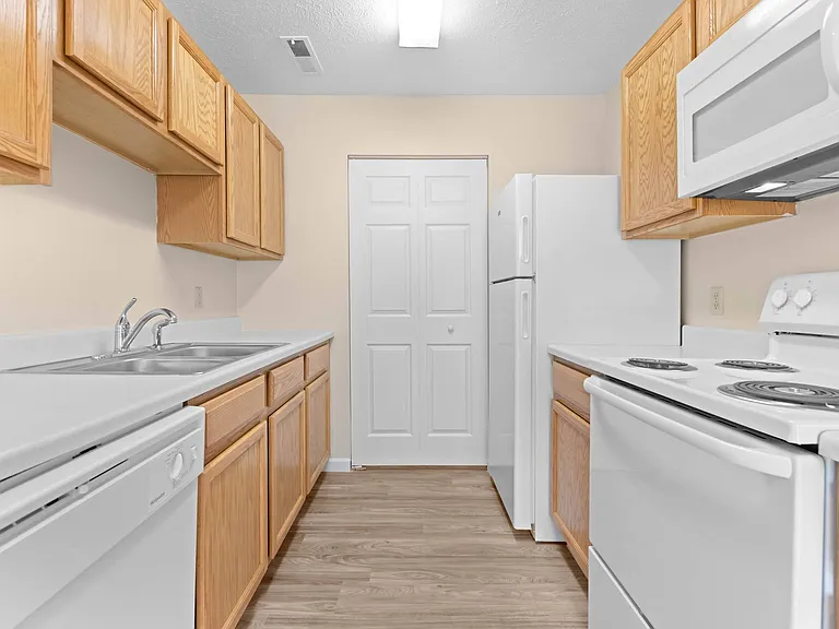 Hunters Lake Apartments — Photo 12