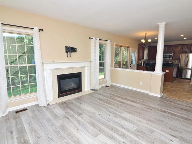 511 Prince Of Wales Ct — Photo 11