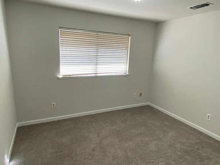2202 McLaren Dr — Photo 10