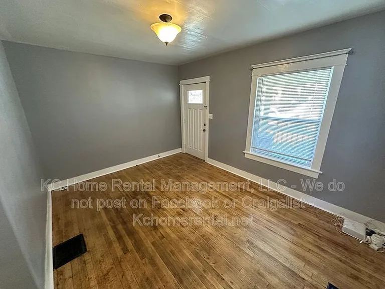 5233 E 6th St #1 — Photo 11