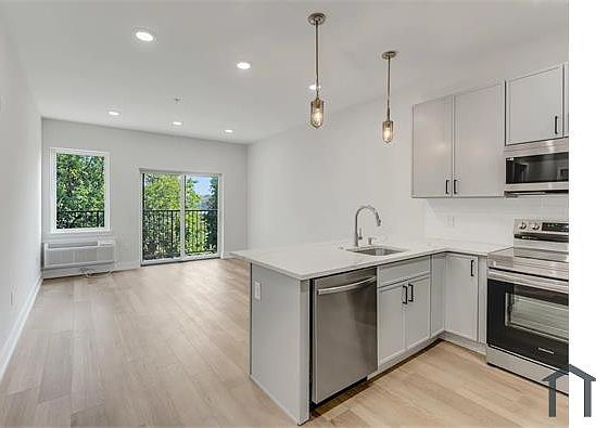5th image of 401 E Walnut Ln #302