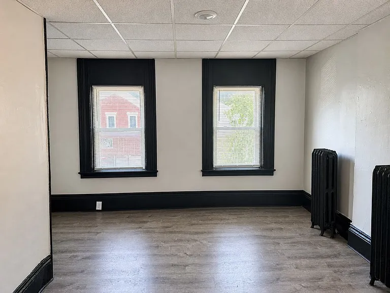 111-115 Lyell Ave — Photo 5