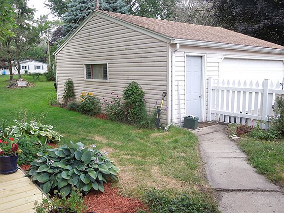 Garage : 2 wide 1 deep to make a 3 car garage....perfect for a mechanic.