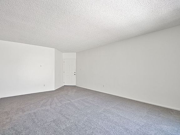 3rd image of 1914 Vanderbilt Ln APT E