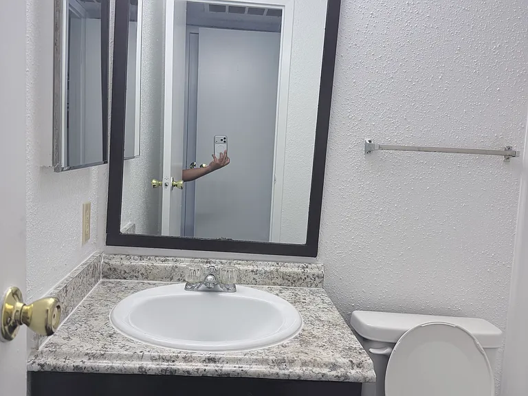 Peachtree Apartments — Photo 12