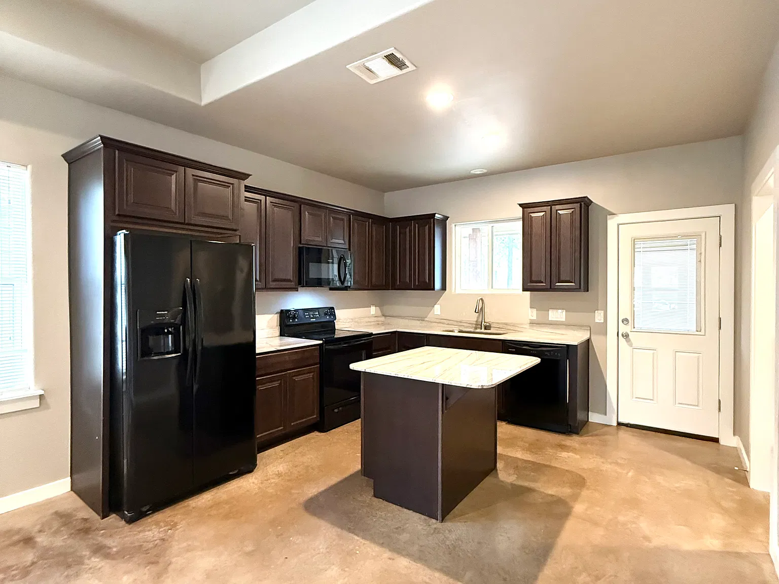 3 bed, 1600 sqft, $1,995 — Photo 3