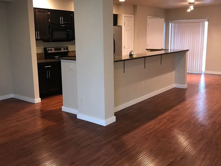 527 E St NE — Photo 6