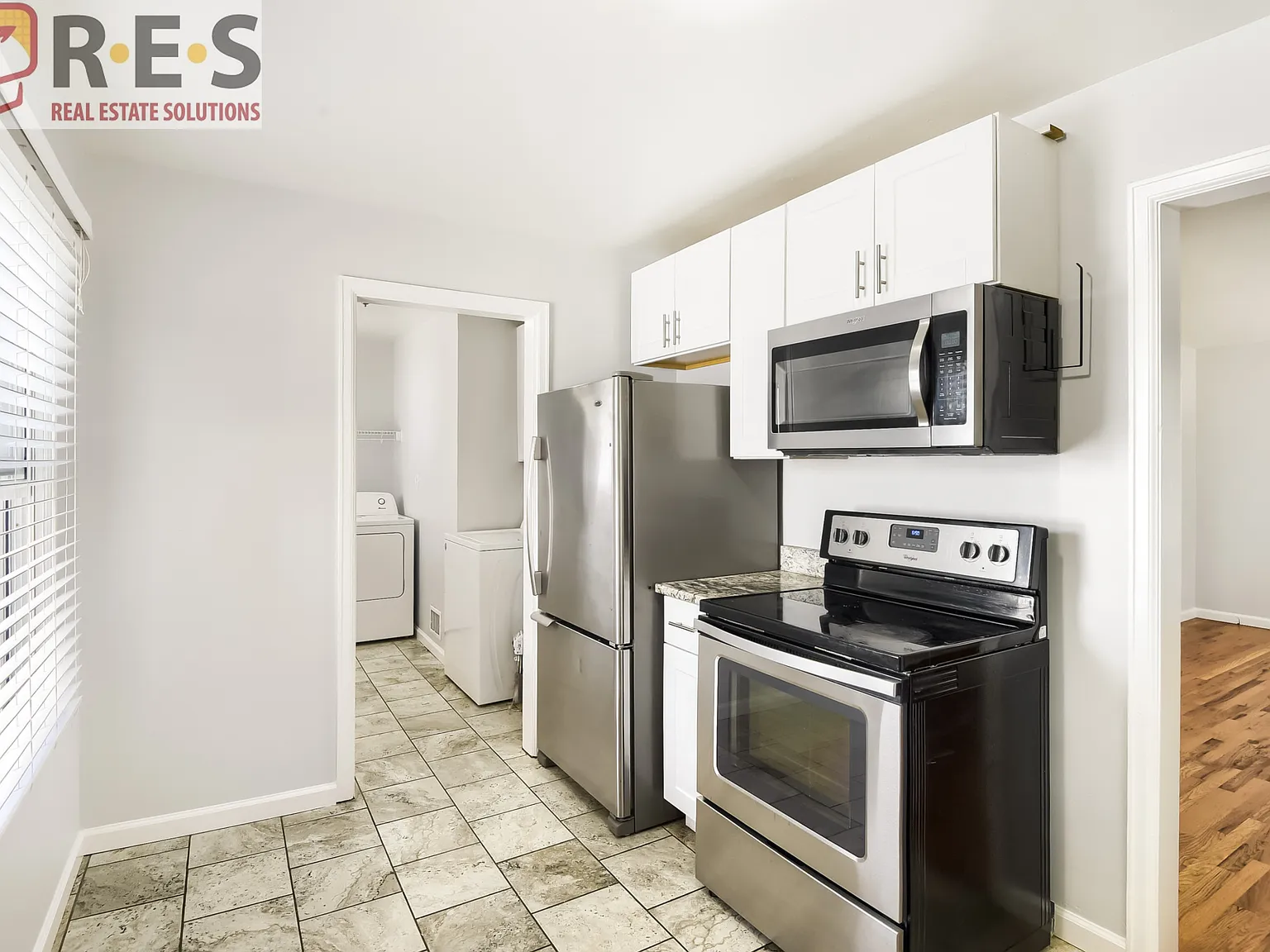 3 bed, 936 sqft, $2,095 — Photo 2