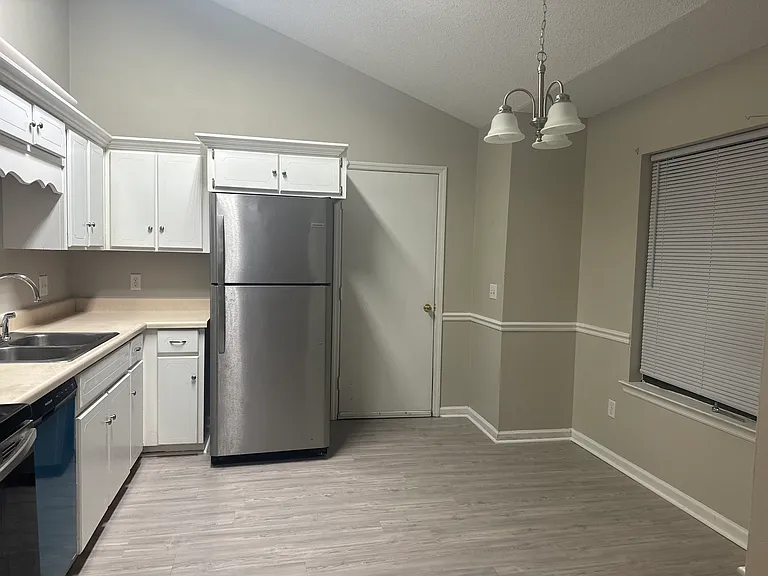 652 Windhaven Dr — Photo 2