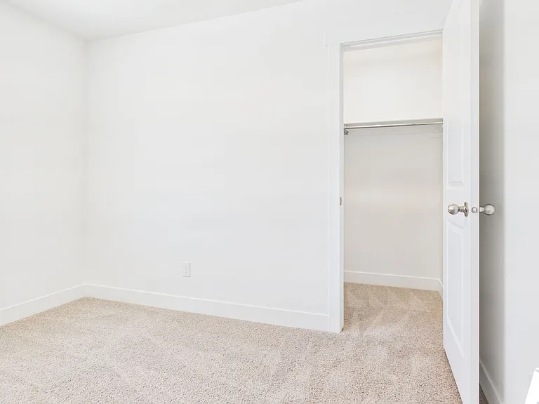 447 E 650 N — Photo 11