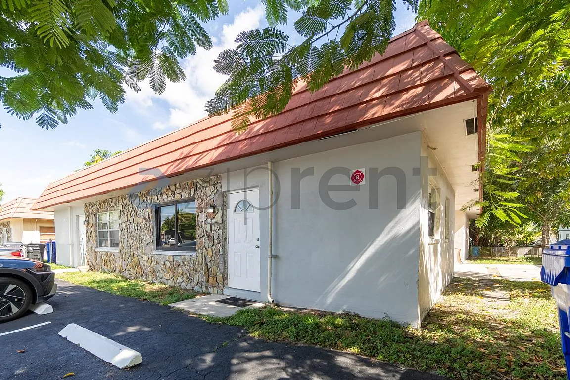 2 bed, 900 sqft, $1,900 — Photo 1