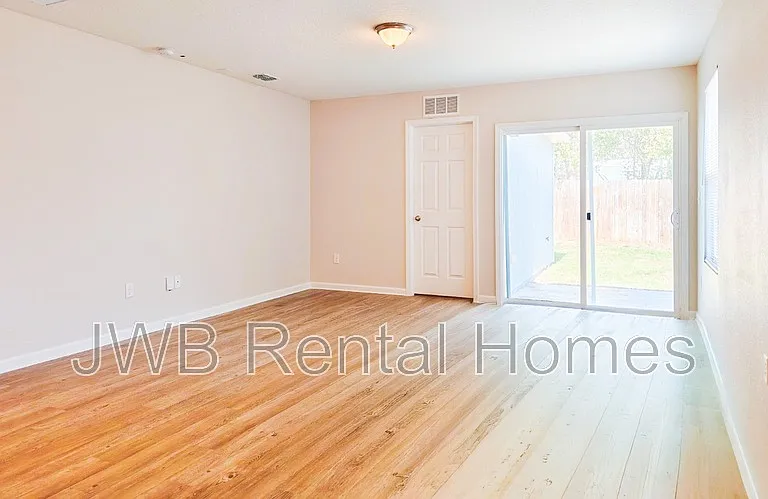 8213 Free Ave — Photo 6