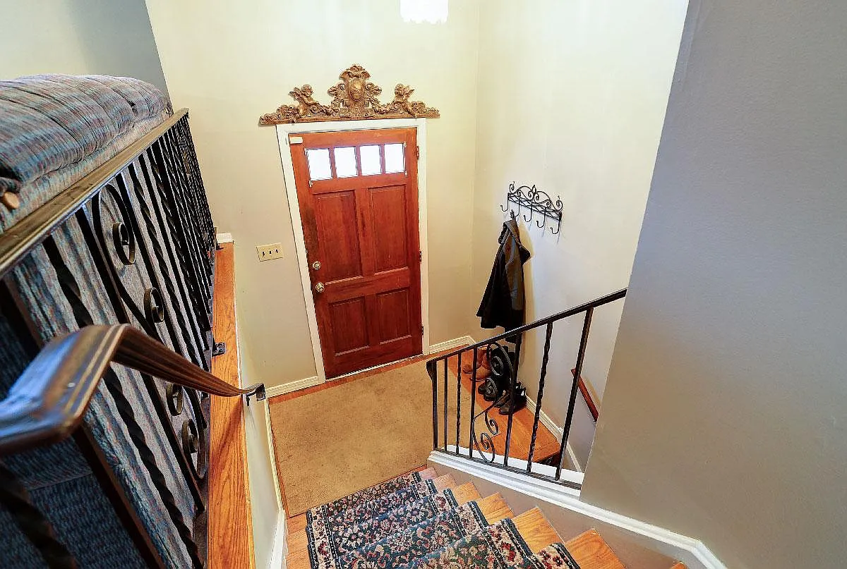 5 bed, 2.5 bath, 2186 sqft, $3,300 — Photo 3
