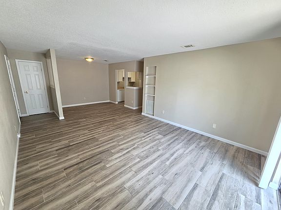 3rd image of 1610 Green Briar Pkwy APT 4
