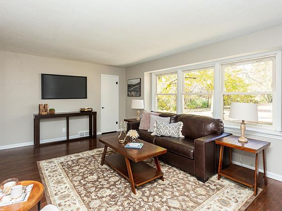 4th image of 9572 Cantwell Dr