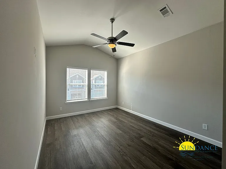 1811 Stable Ln — Photo 11