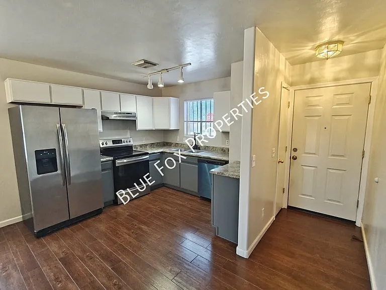 100 E Medina Rd — Photo 4