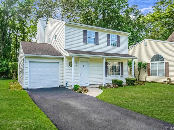 7 Mallard Path, Coram, NY 11727