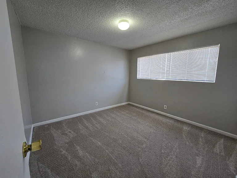 2100-2104 E Sunrise Ave — Photo 13