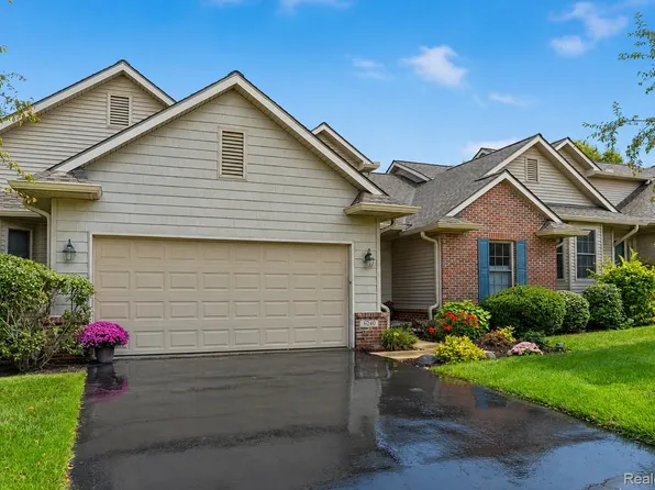 6240 Northridge Hills Dr, Brighton, MI 48116